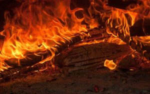 Offenes Kaminfeuer schafft Wärme und Behaglichkeit