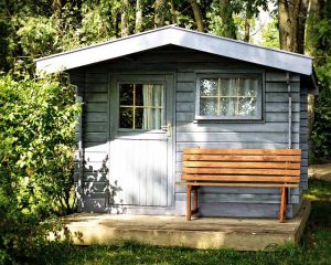 Ein Gartenhaus schafft Platz für Gartengeräte und ist ein toller Ort seinen Garten zu genießen